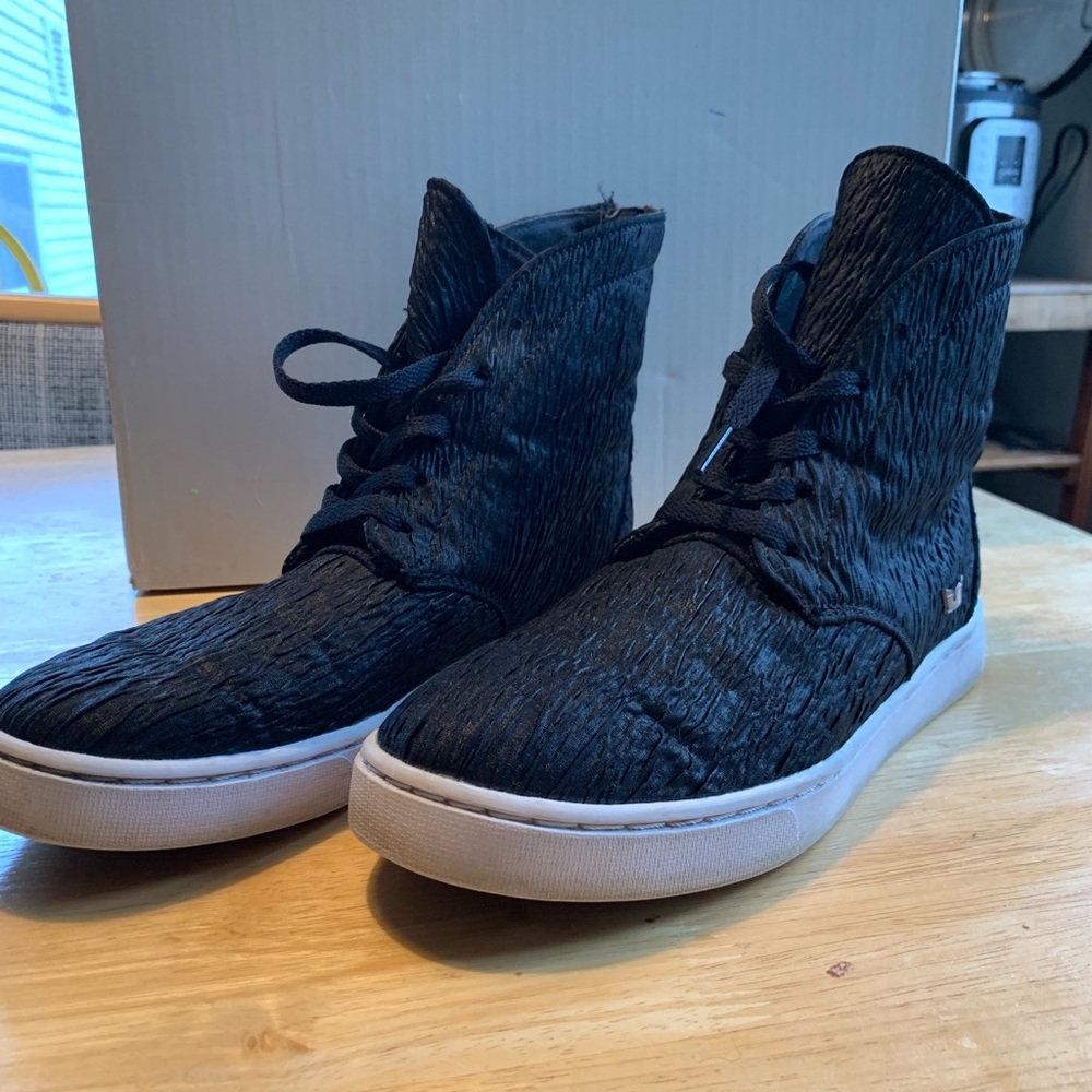 Supra Vaider Women’s Sneaker Black Textured Style